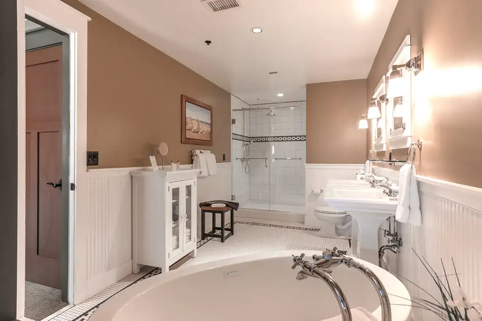 Large bathroom with a tub